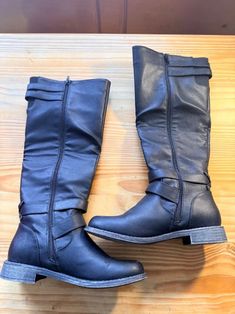 Black riding boot. 6.5